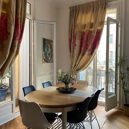 Grand Appartement, Terrasse, Centre-ville Apartman *